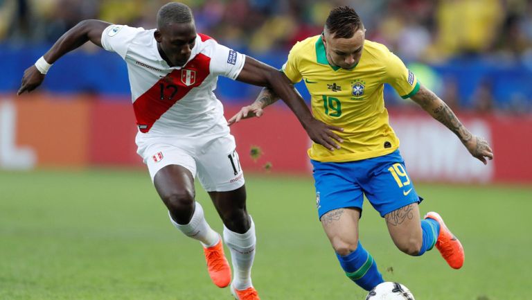 Luis Advíncula pelea un balón en la Final de la Copa América 