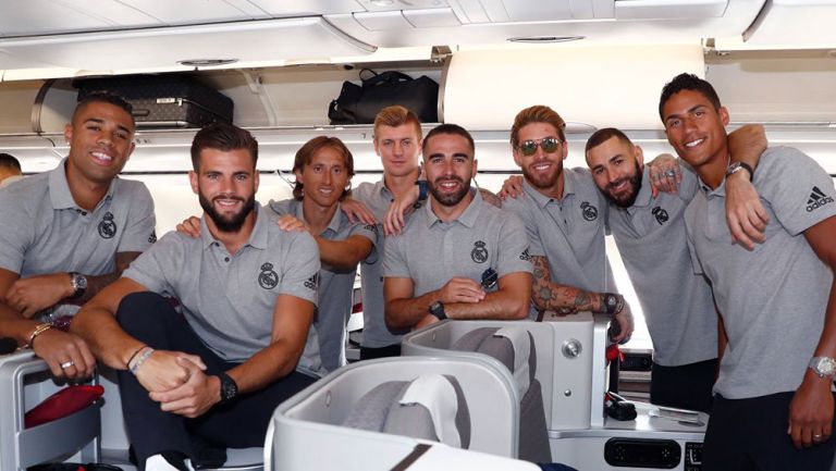 Jugadores del Real Madrid se toman foto en el avión