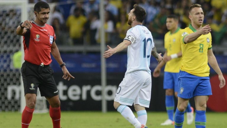 Roddy Zambrano discute con Messi durante el partido entre Argentina y Brasil
