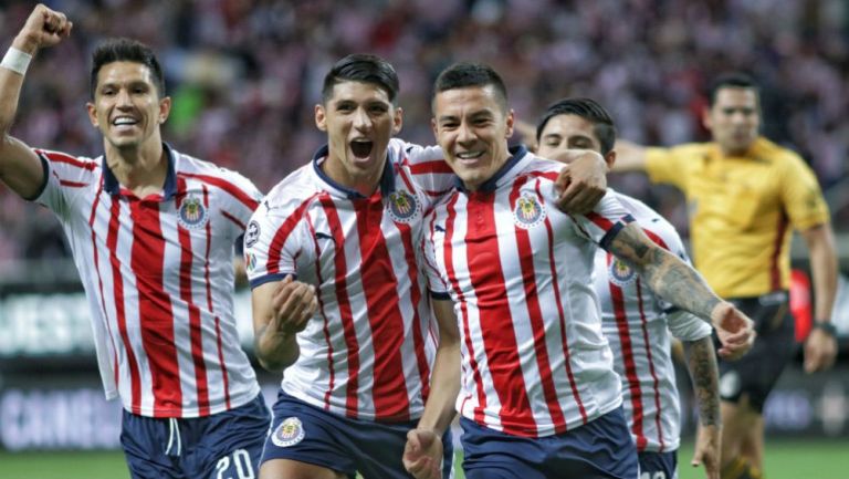Jugadores de Chivas, en festejo de gol