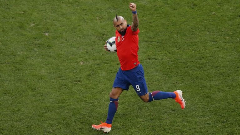 Vidal festeja gol en Copa América