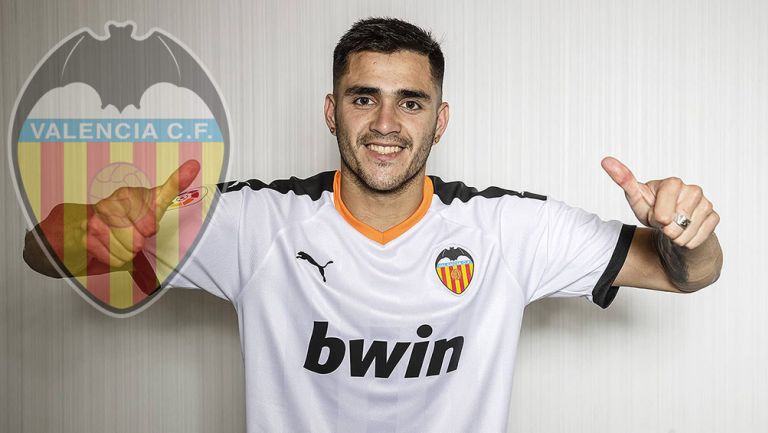 Maxi Gómez luce el uniforme del Valencia