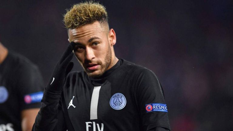 Neymar se lamenta durante un partido del París Saint-Germain