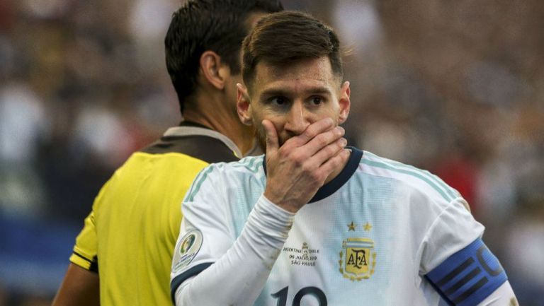 Messi se cubre la boca en el juego entre Chile y Argentina
