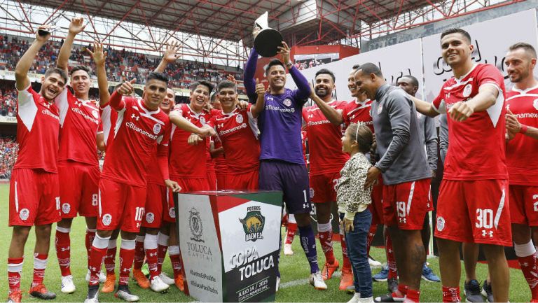 Los Diablos Rojos del Toluca celebran luego de conquistar la Copa Toluca