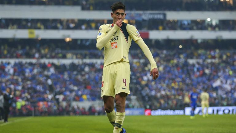 Edson Álvarez celebra un gol contra Cruz Azul 