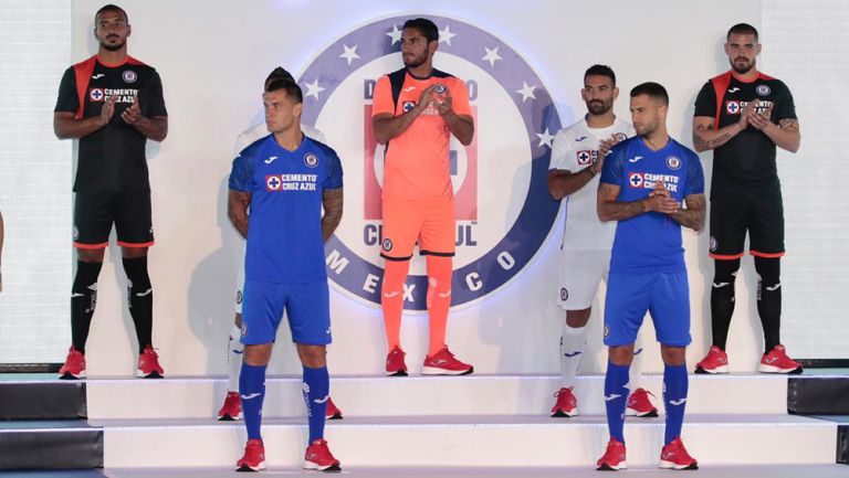 Futbolistas de Cruz Azul modelan la nueva playera de local