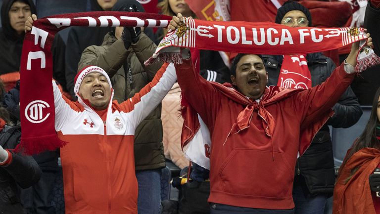 Aficionados del Toluca apoyan durante partido 
