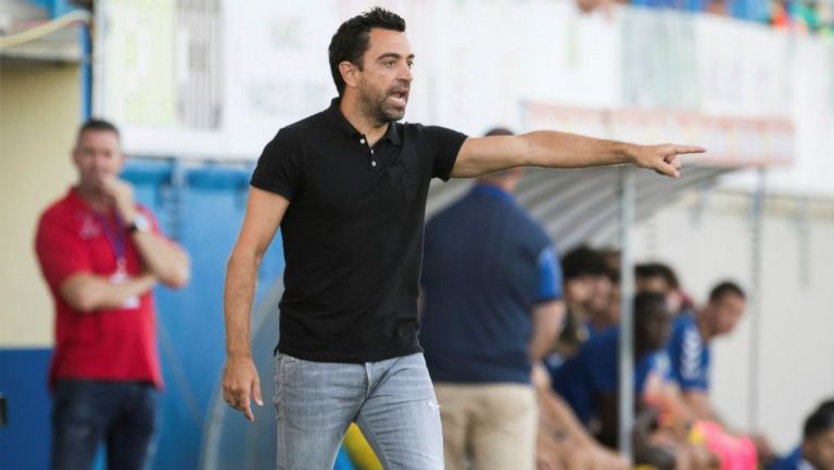 Xavi Hernández lanza una indicación a los jugadores del Al-Saad