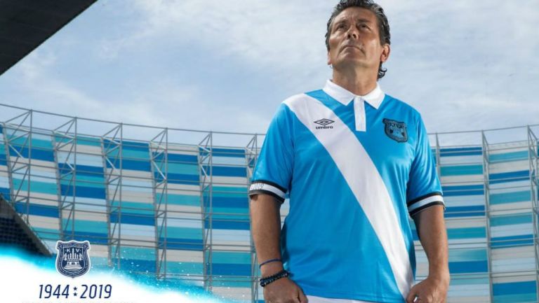 Carlos Poblete presentó la nueva playera de Puebla