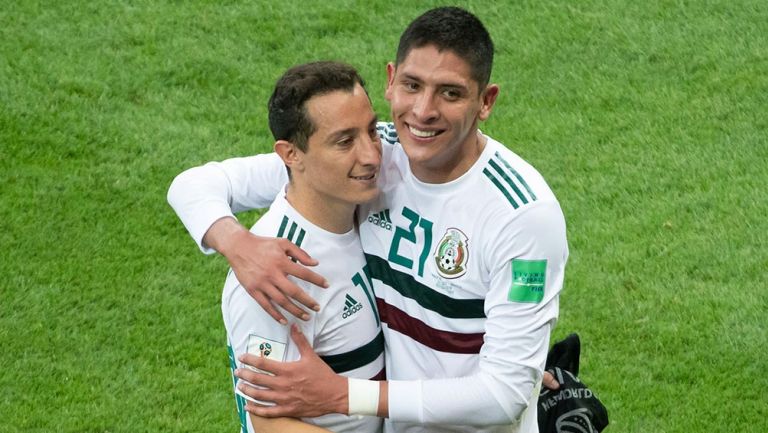 Andrés Guardado y Edson Álvarez se abrazan en un partido del Tri