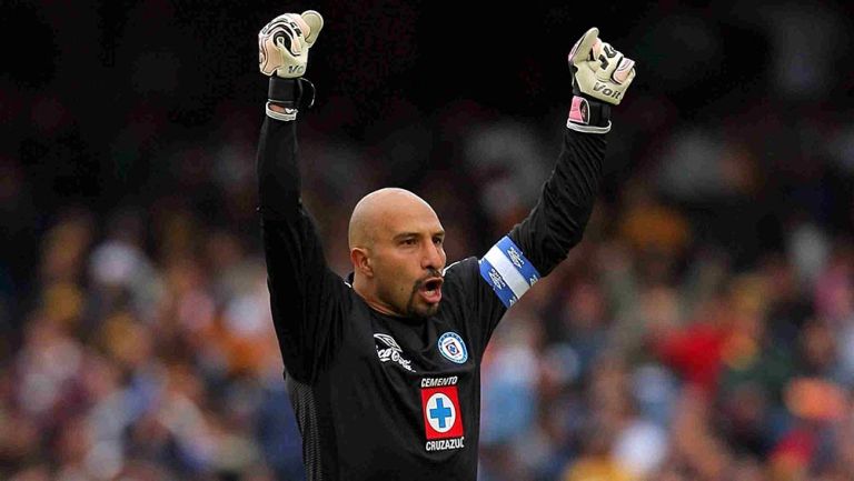 Conejo Pérez celebra un gol de Cruz Azul