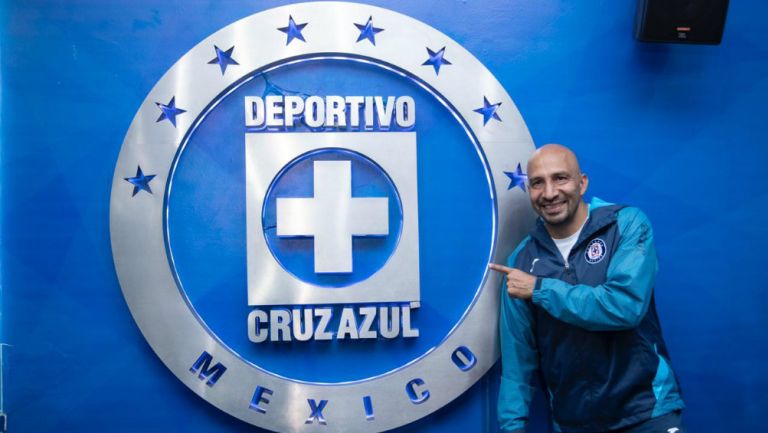 Conejo Pérez posa con el escudo de Cruz Azul