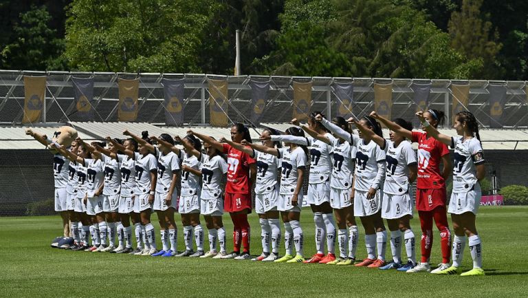 Jugadoras de Pumas escuchan el himno de la UNAM