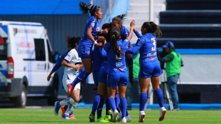 Jugadoras de Cruz Azul festejan un gol en el Apertura 2019