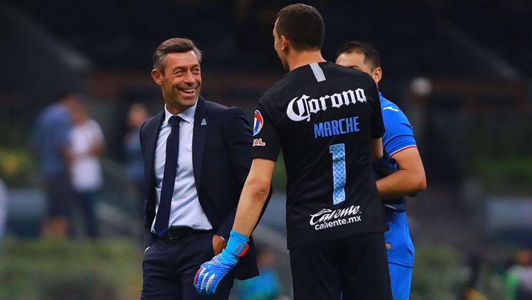 Pedro Caixinha y Agustín Marchesín bromean tras un partido