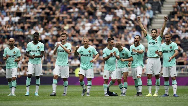 Jugadores del Inter celebran el triunfo vs Tottenham