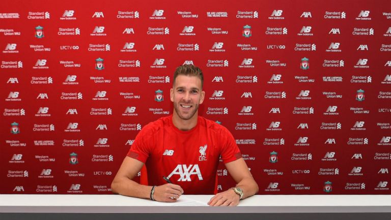 Adrián en la firma de su nuevo contrato con Liverpool