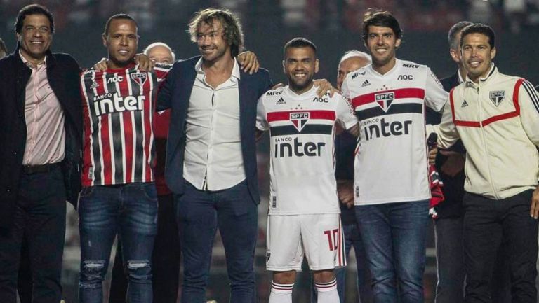 Dani Alves posa junto a exjugadores del Sao Paulo 