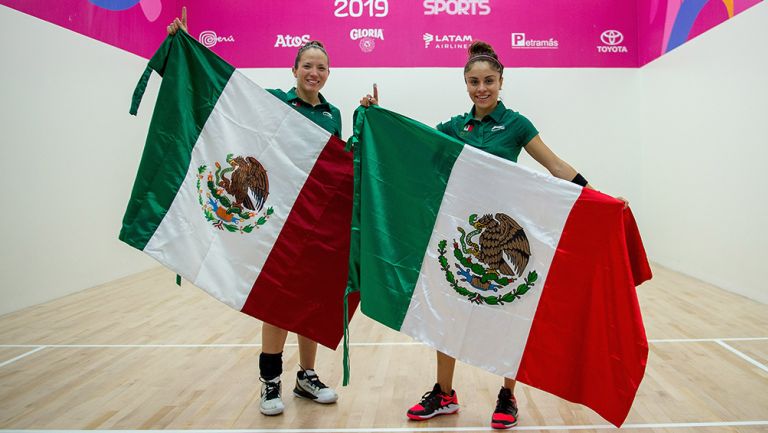Paola Longoria y Samantha Salas lucen bandera mexicana 