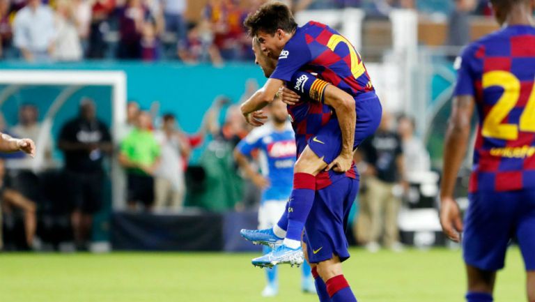 Sergio Busquets y Riqui Puig celebran un gol del Barcelona