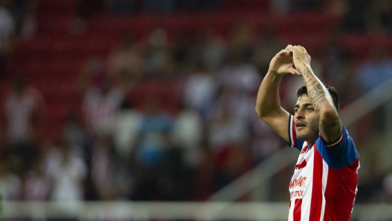 Alexis Vega festeja un gol con Chivas