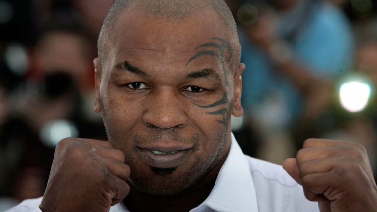 Mike Tyson con su tradicional pose de boxeador