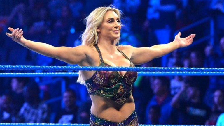 Charlotte Flair durante una lucha en WWE