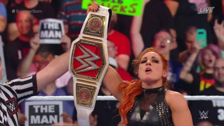 Becky Lynch muestra el cinturón tras ganar el combate