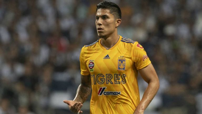 Carlos Salcedo, durante un partido de Tigres