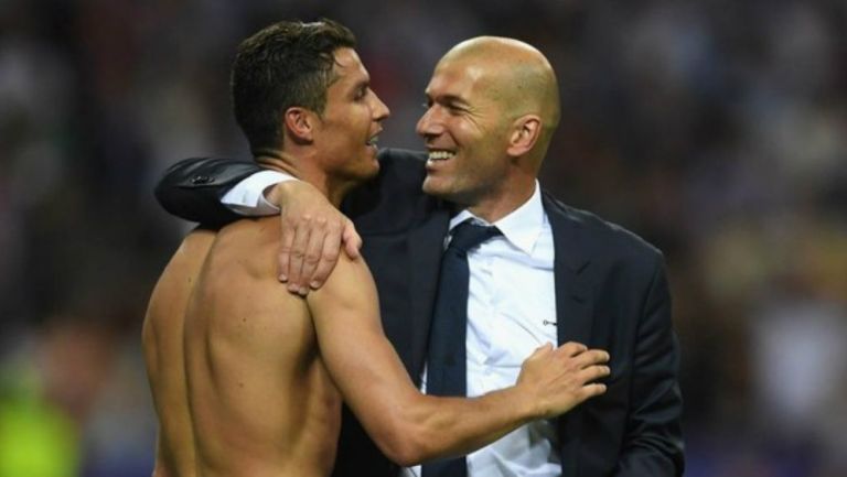 Cristiano Ronaldo celebrando con Zinedine Zidane en su etapa como merengue