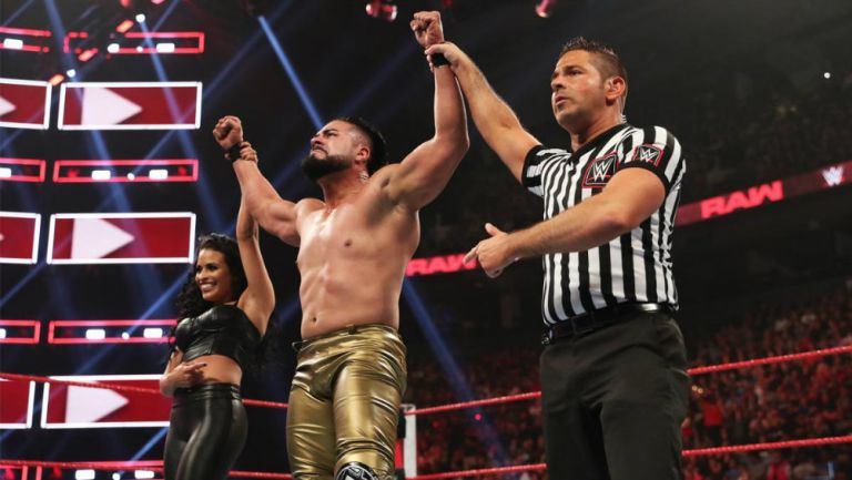Andrade al consagrarse con la victoria en el Monday Night RAW