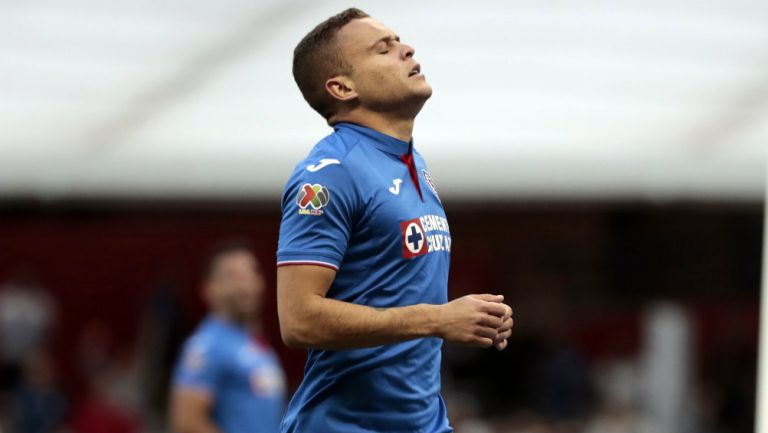 Jonathan Rodríguez se lamenta en un partido con Cruz Azul