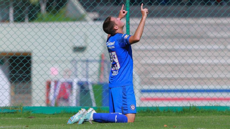 Santiago Giménez festeja un gol con el Cruz Azul Sub 20