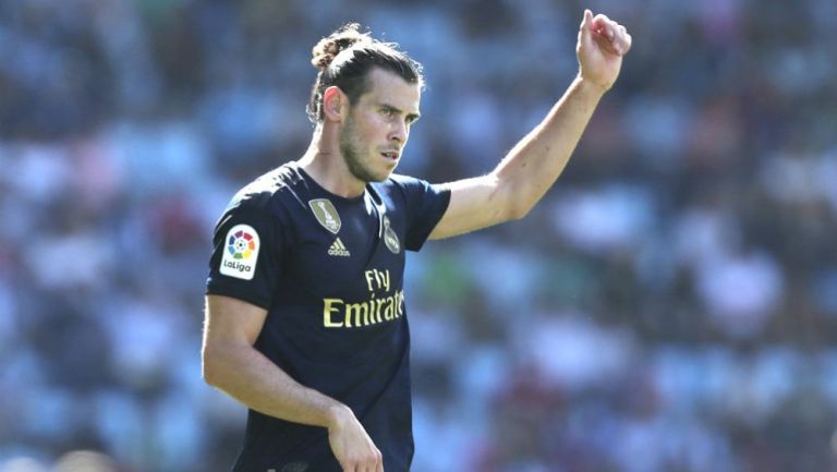 Gareth Bale levanta el brazo en el juego frente al Celta de Vigo