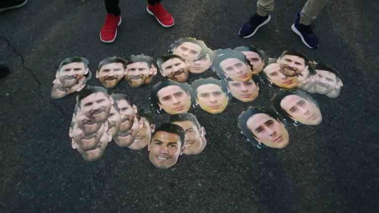 Máscaras de Memo Ochoa estuvieron presentes en el Estadio Azteca