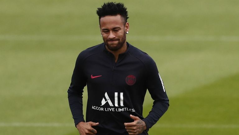 Neymar durante un entrenamiento del PSG