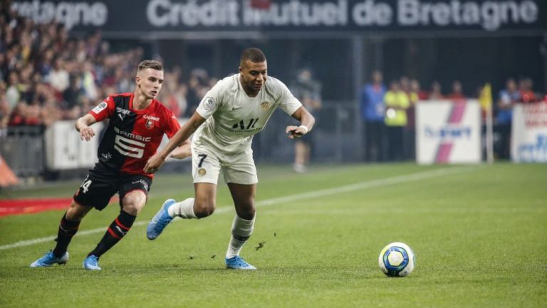 Mbappé conduce el balón contra Rennes