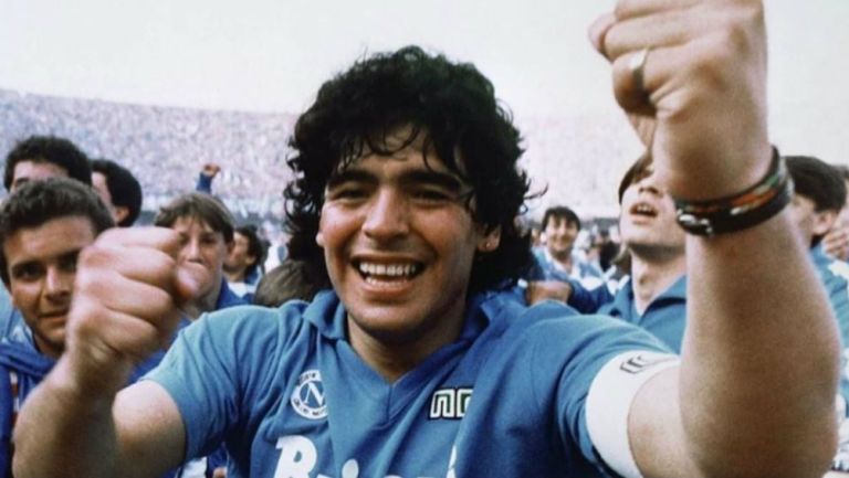 Maradona festeja triunfo contra Napoli
