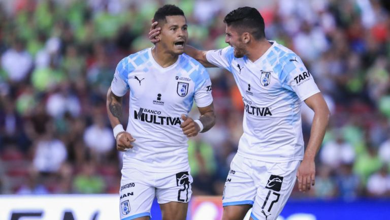 Ayron Del Valle y Paolo Yrizar, festejan gol contra Juárez