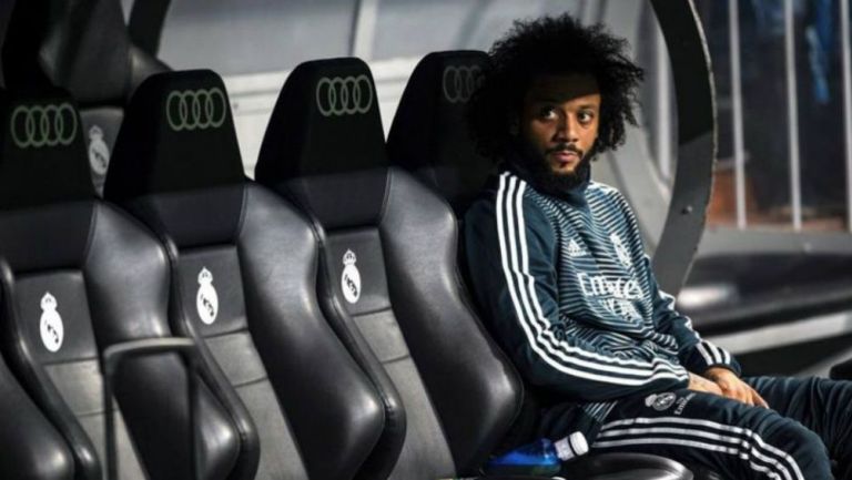 Marcelo en la banca durante un partido del Real Madrid