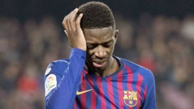 Ousmane Dembélé adolorido en un partido con Barcelona