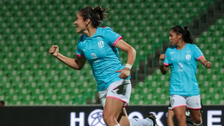 Mónica Monsiváis festeja su gol vs Santos