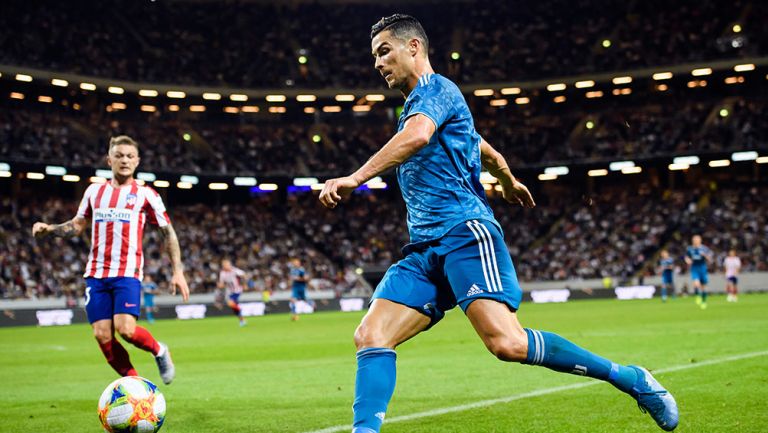 Cristiano Ronaldo conduce balón en juego contra Atléticos de Madrid