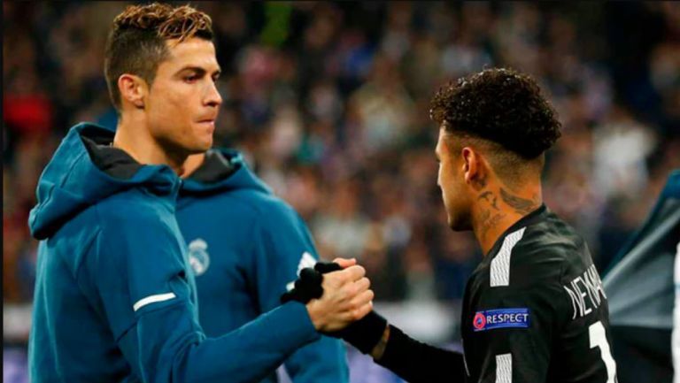 Cristiano Ronaldo estrechando la mano con Neymar