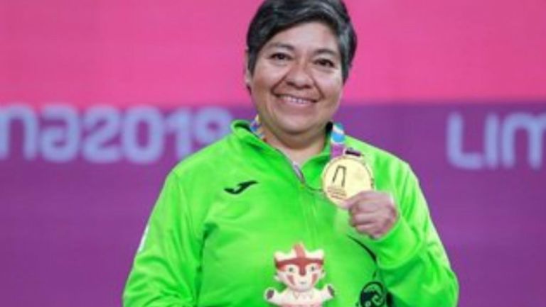 Claudia Pérez presume su medalla de Oro