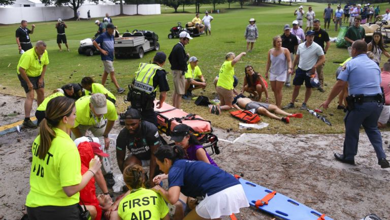 Los espectadores lesionados durante el torneo de golf son atendidos por personal médico