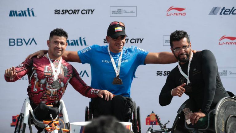 Francisco Sanclemente festeja tras triunfo en Maratón de la CDMX