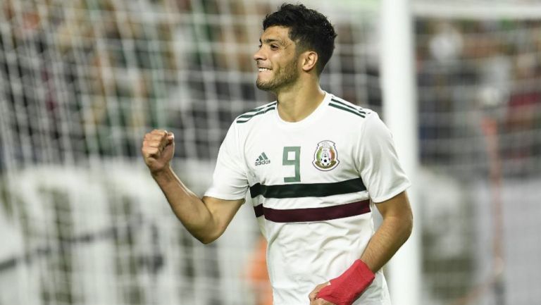 Raúl Jiménez festeja un gol con México en la era de Tata Martino