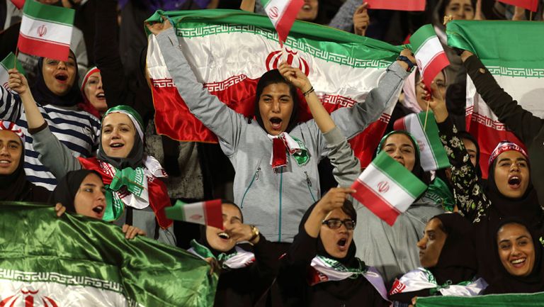 Aficionadas de Irán celebran dentro de un estadio
